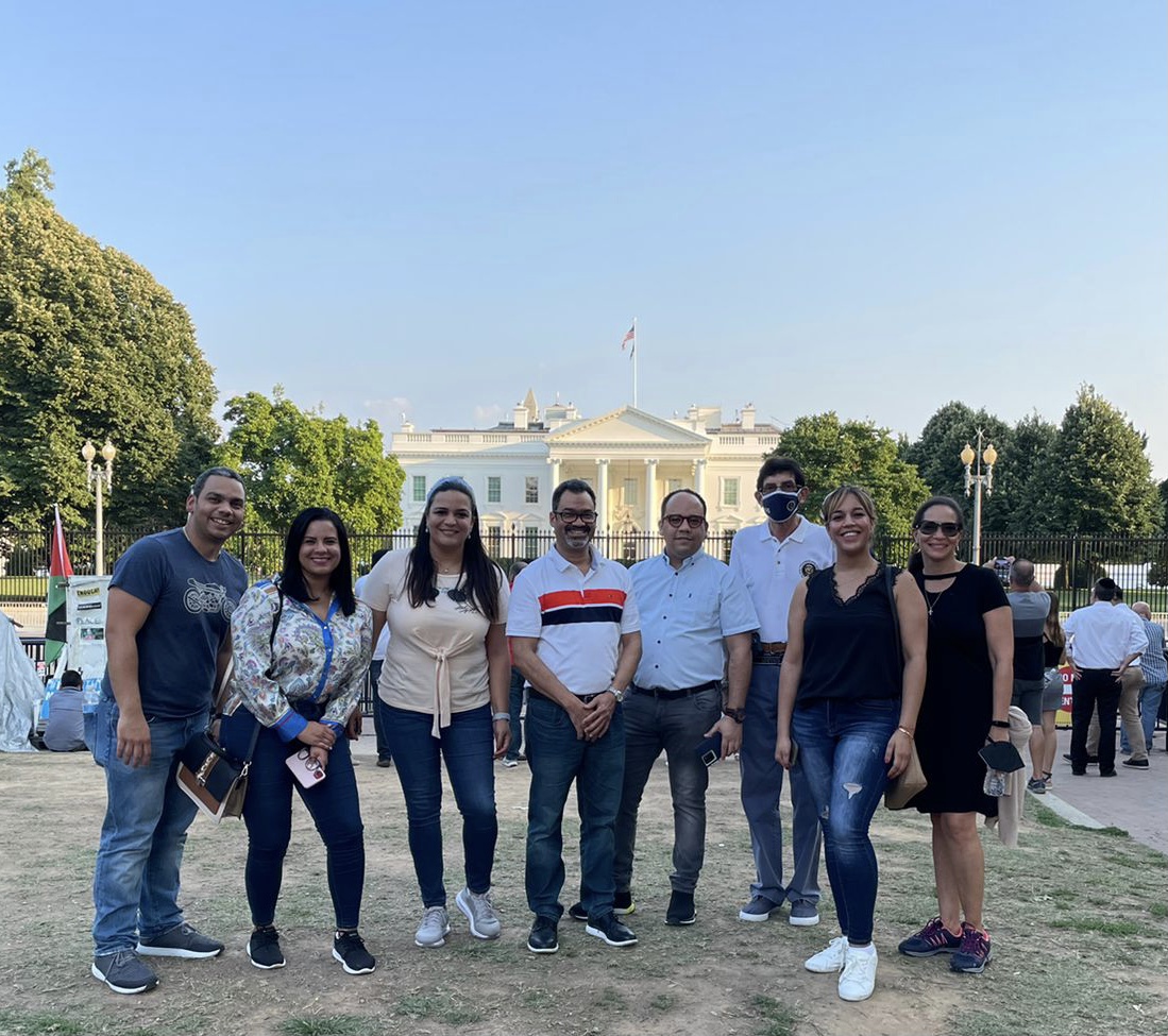 DR delegates pose outside The White House.
